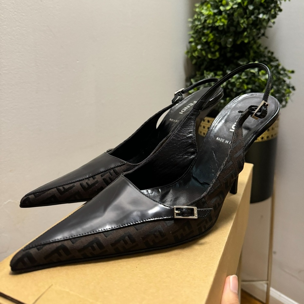ELEGANT BROWN & BLACK FENDI VINTAGE POINTY KITTEN HEELS